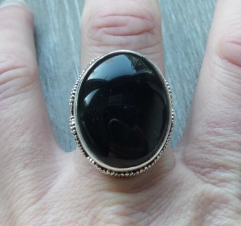 Zilveren ring cabochon Onyx gezet in bewerkte setting 18 mm